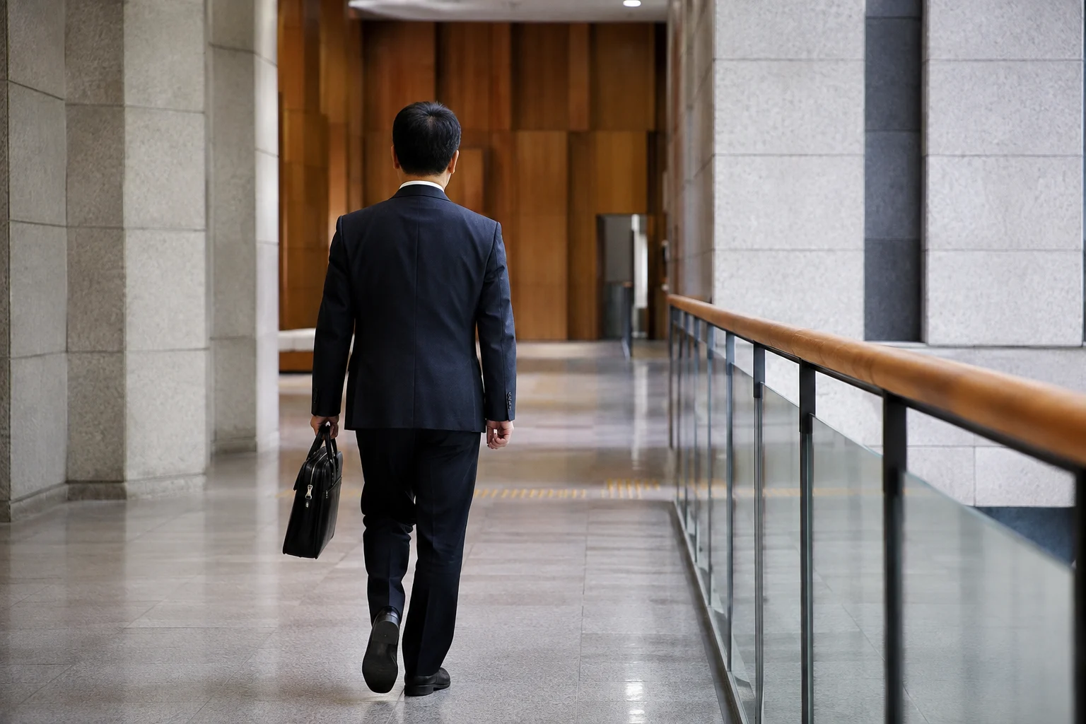 음주운전 면허취소 행정소송 관련 절차를 준비하는 모습